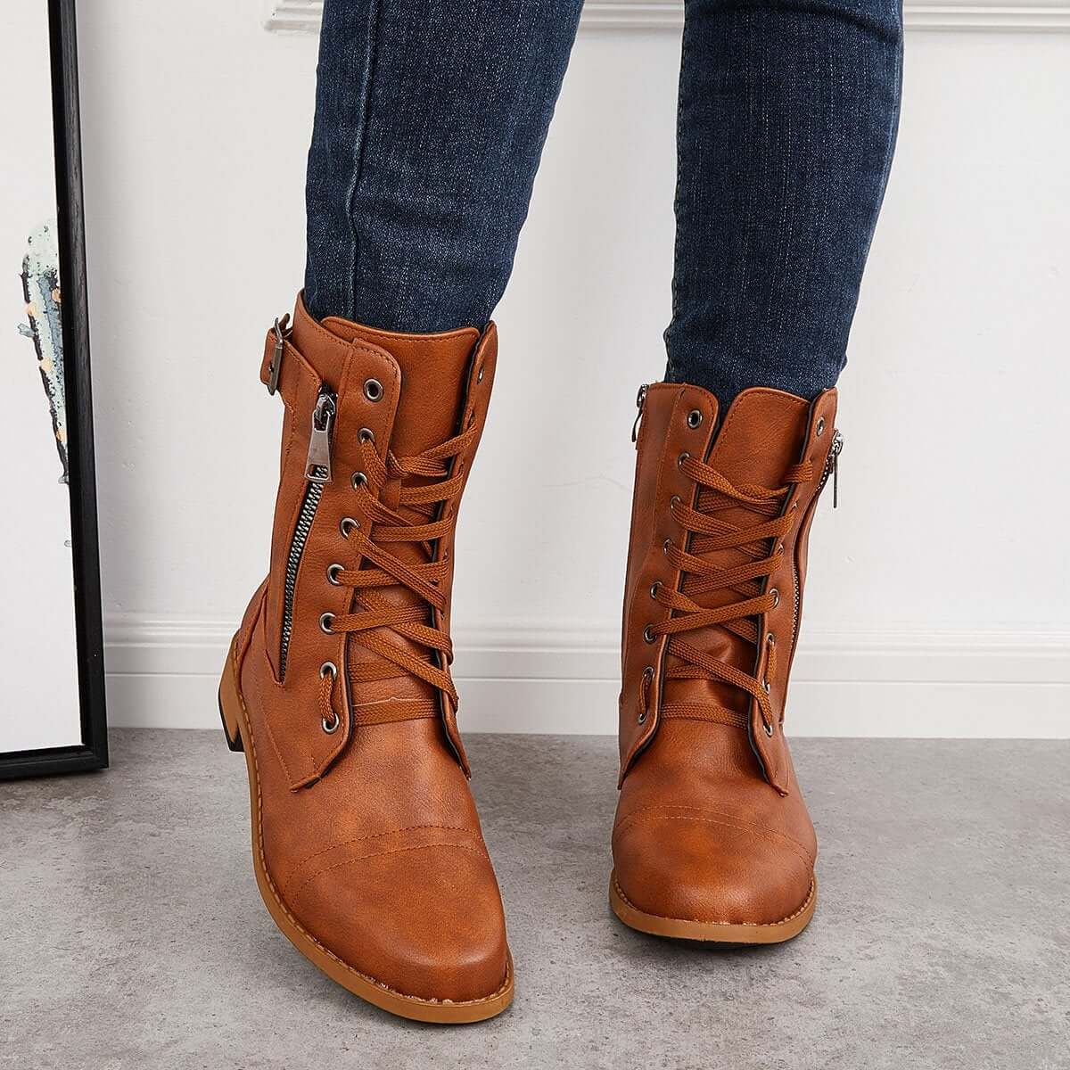 Astrid Classic kampstøvler med lynlås og remdetaljer