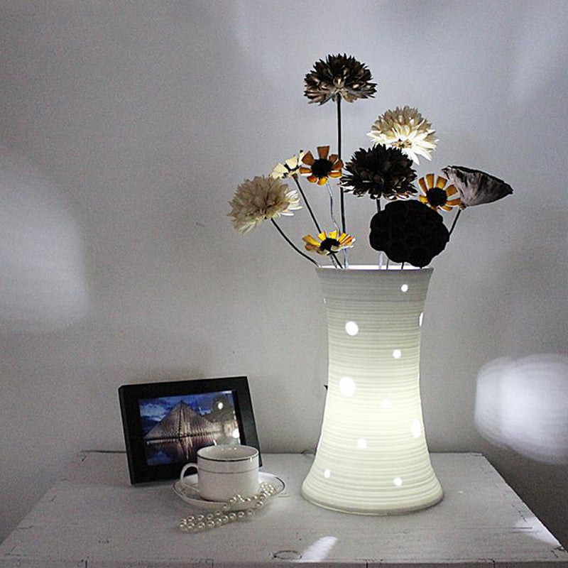 Vaselle – Weiße Keramiklampe mit naturinspirierten getrockneten Blumen