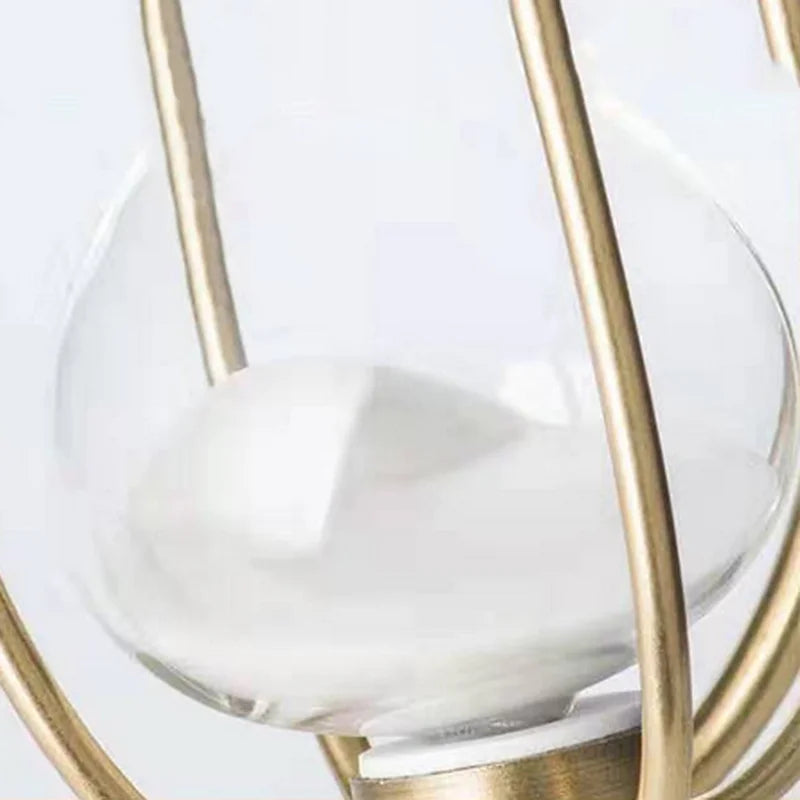 Zeitlose Eleganz – Vintage-Stundenglas mit klassischem Gestell zur Dekoration