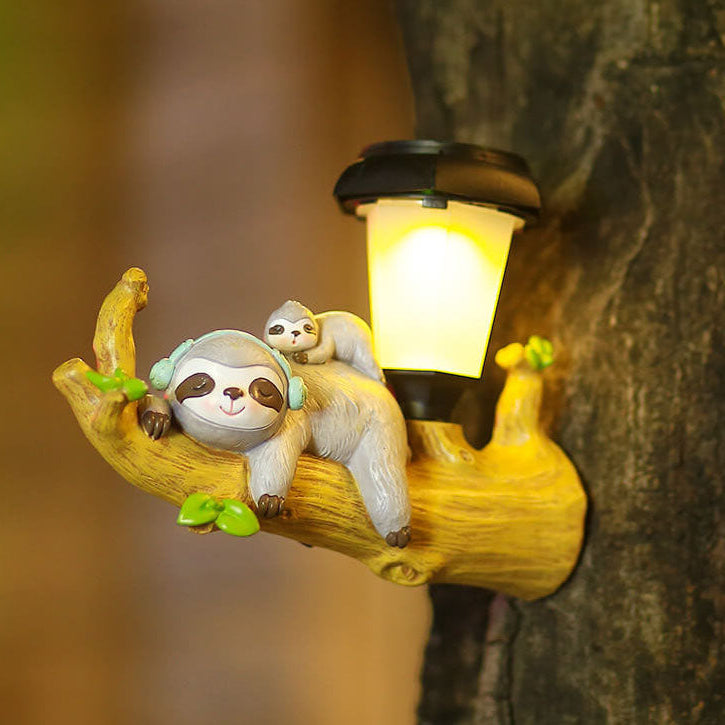 GlowSloth – Lustige Außenwandleuchte mit zwei Faultieren, die auf einem Ast ruhen