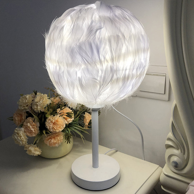 Feathora – Handgefertigte Feather Sphere Tischlampe