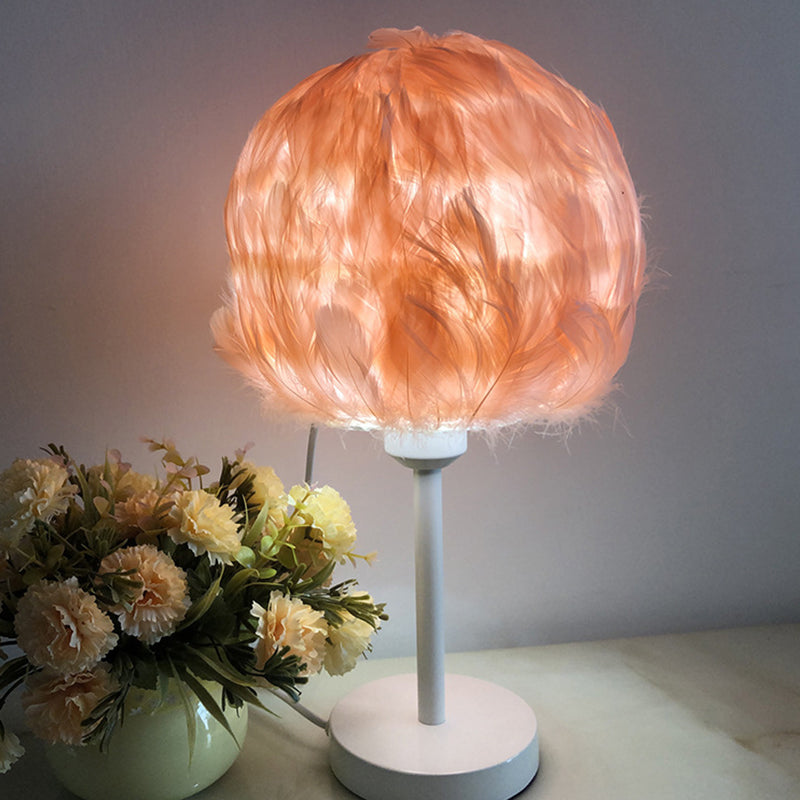 Feathora – Handgefertigte Feather Sphere Tischlampe