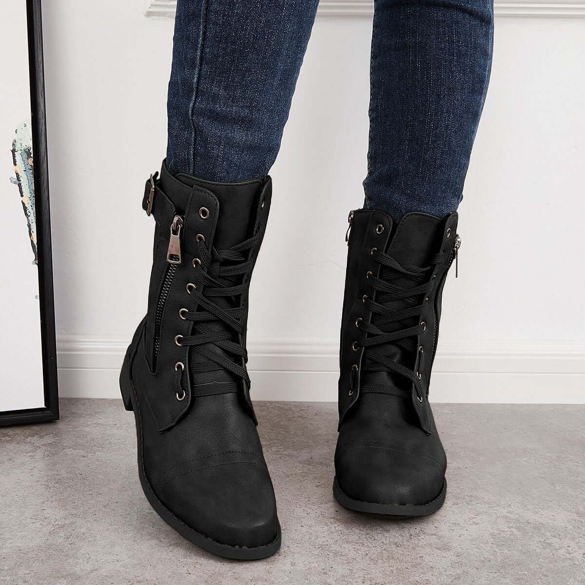 Astrid Classic kampstøvler med lynlås og remdetaljer