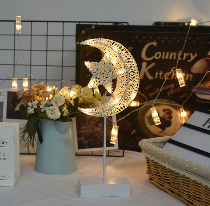 GlowNest – Traumhafte Gewebte Rattan-Nachtlampe