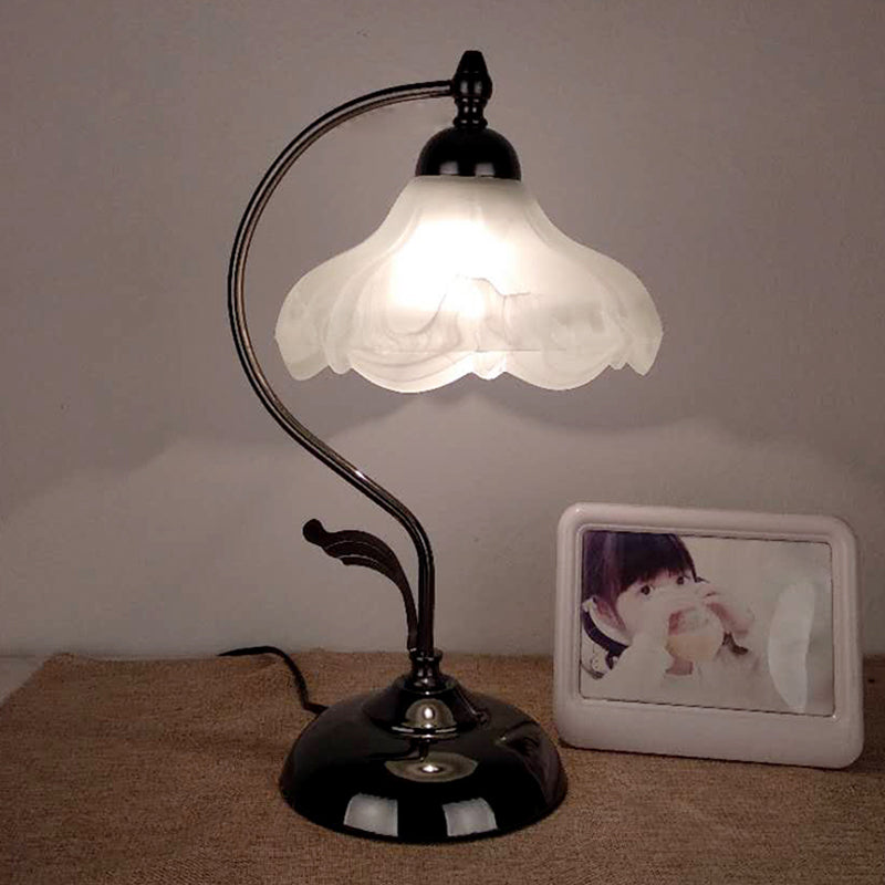 Veloura | Elegante Opalglas Tischlampe mit Vintage-Charme