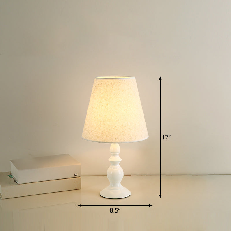 LuxeBeam Eisen Nachttischlampe – Minimalistische Tischlampe mit konischer Stoffschirm