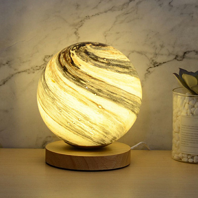 LunarGlow Mini Nachttischlampe – Postmoderne Tischlampe mit Holzfuß
