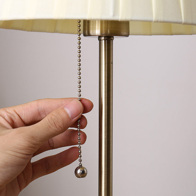 Celina – Einzigartige Tischlampe mit Empire-Schirm und Holzsockel