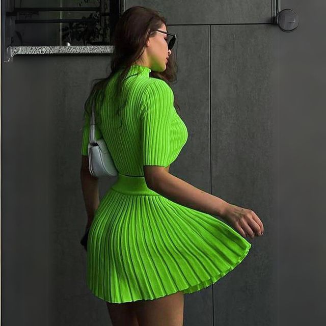 Kelly - Moderne sæt med ripped crop top og plisseret nederdel