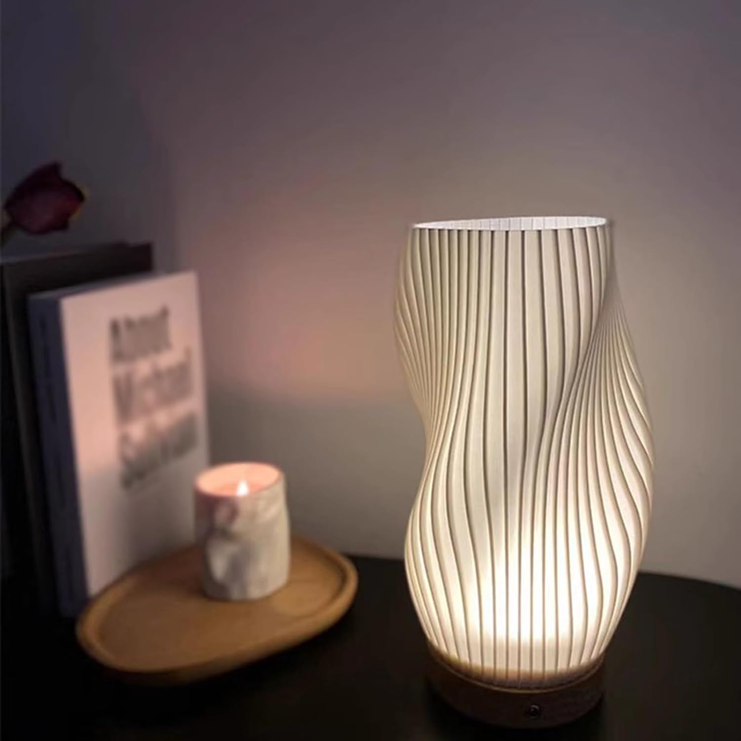 WaveLume – Moderne geknöpfte Tischlampe mit skulpturalem Design