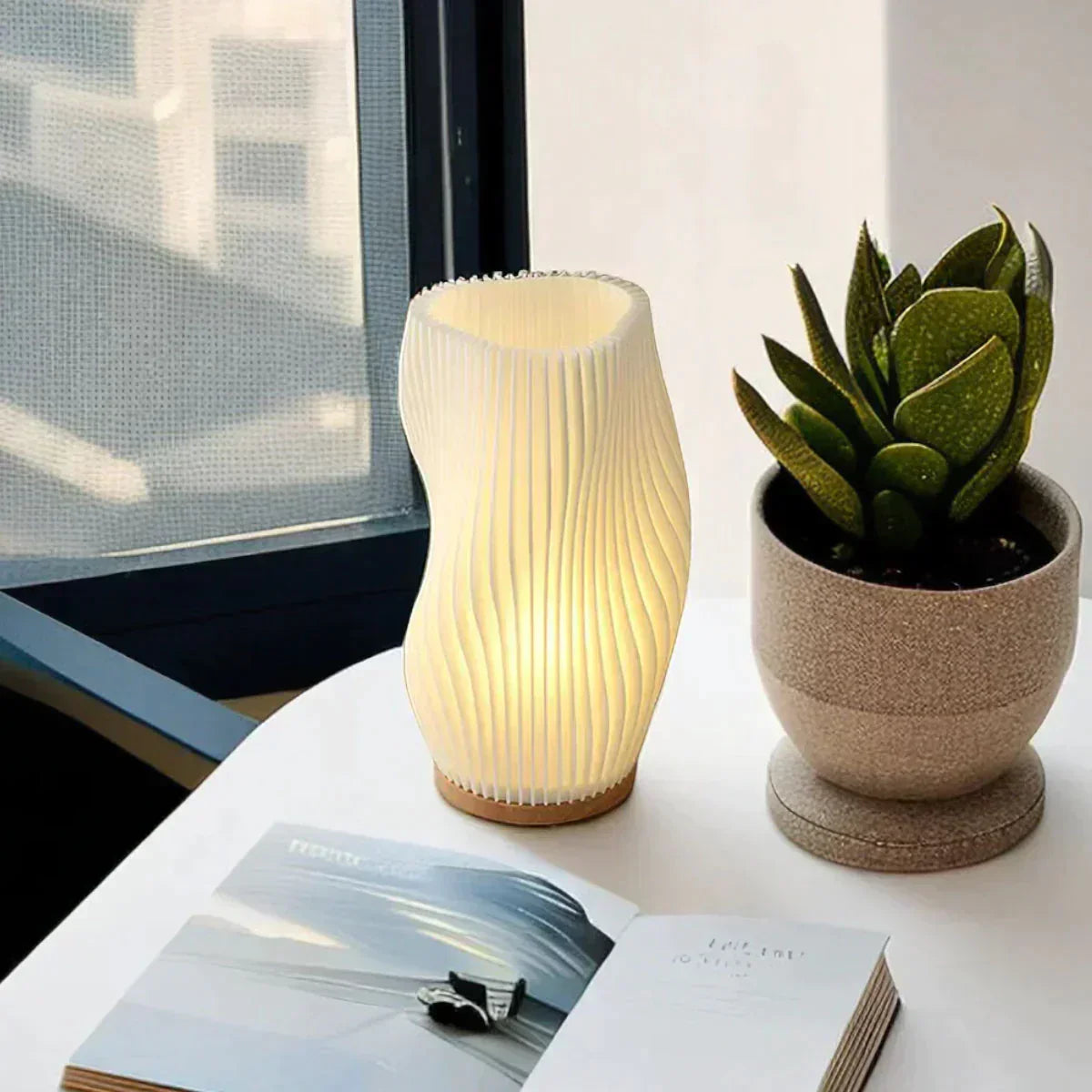 WaveLume – Moderne geknöpfte Tischlampe mit skulpturalem Design