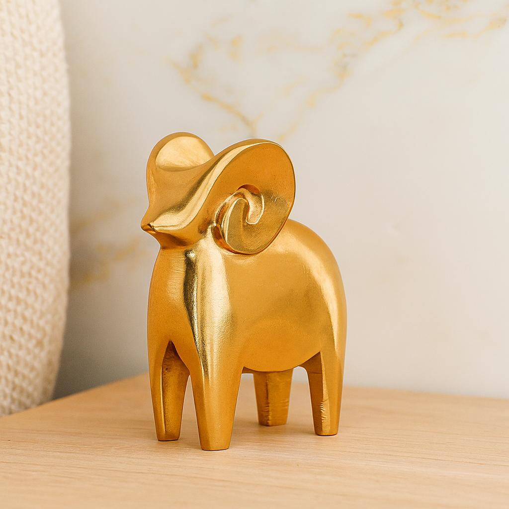 Ramora – Goldene Eleganz Abstrakte Widder-Figur