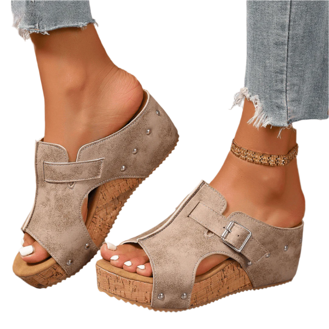 Coleen - Hebende Keilsandalen mit Verstellbarem Riemen