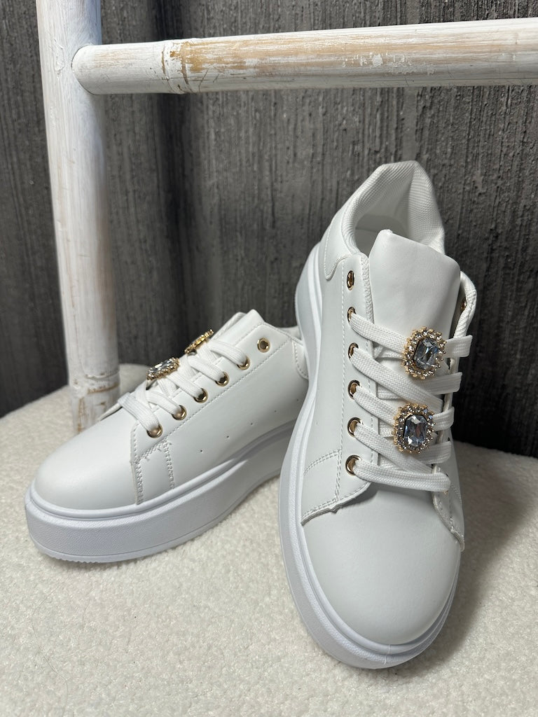 Synne - Zapatillas blancas con accesorios dorados