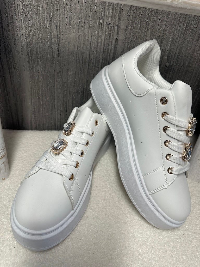Synne - Zapatillas blancas con accesorios dorados