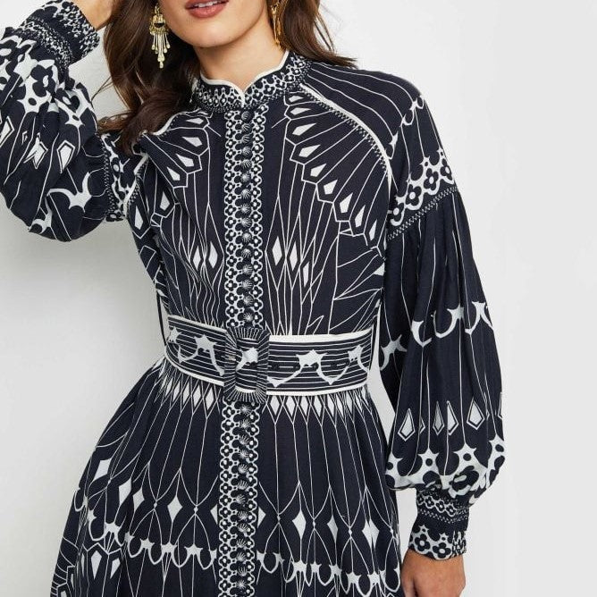 Dahlia - Elegantes kurzes Kleid mit langen Ärmeln und plissiertem Druck