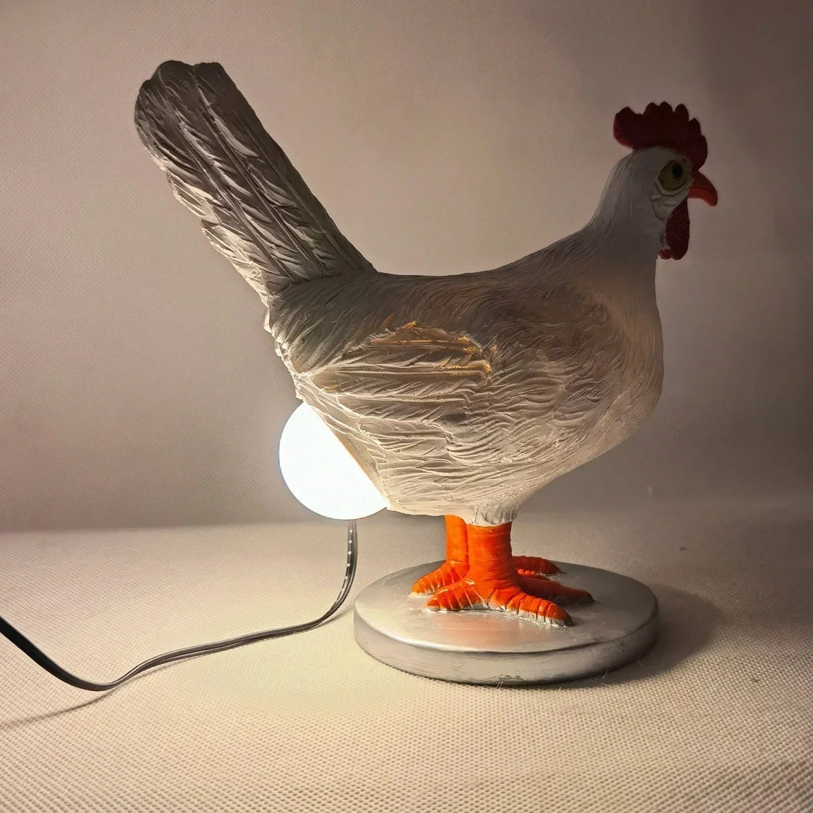 ChickGlow – Verspielte Stehlampe in Hühnerform