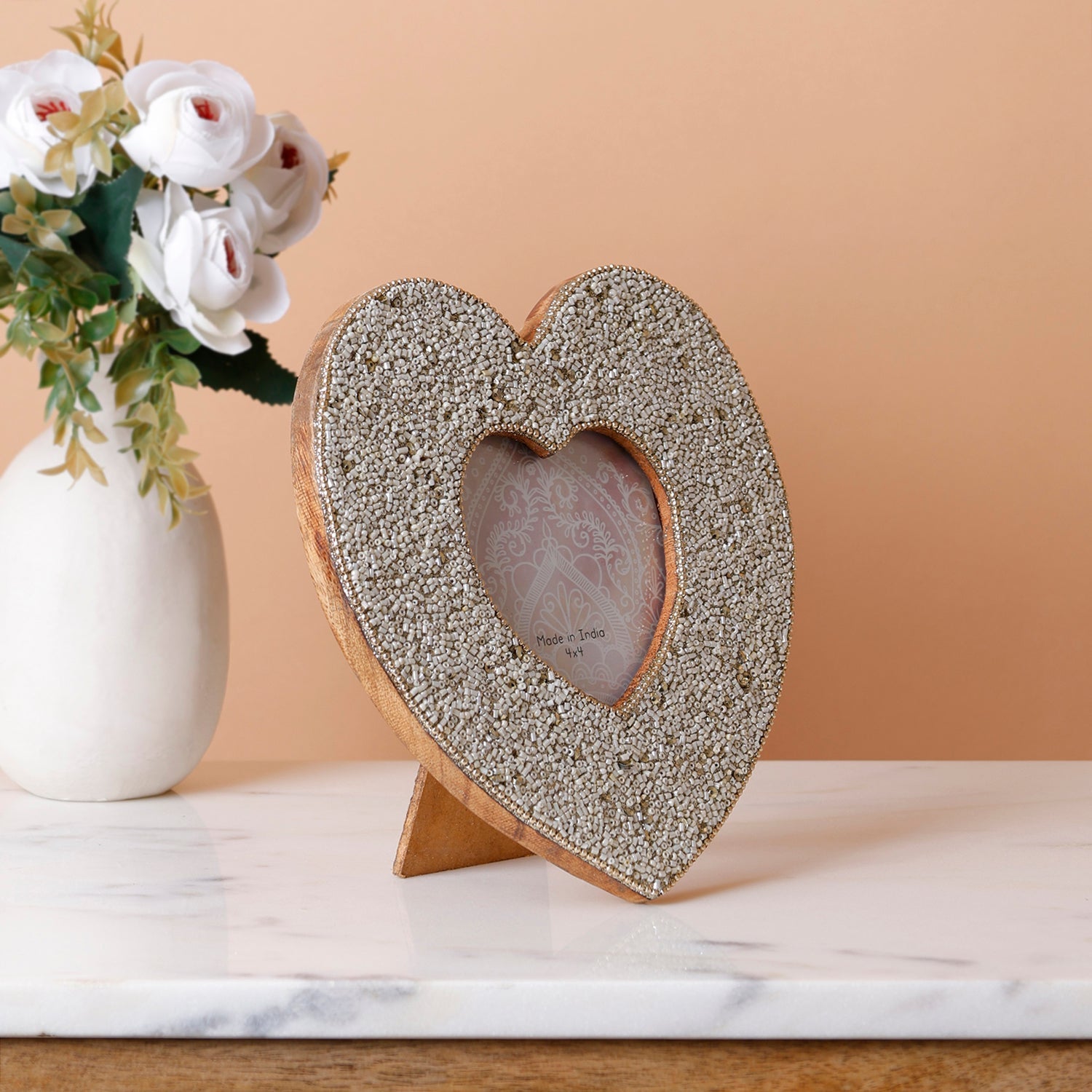 Serapis – Fotorahmen mit weißen Herzperlen