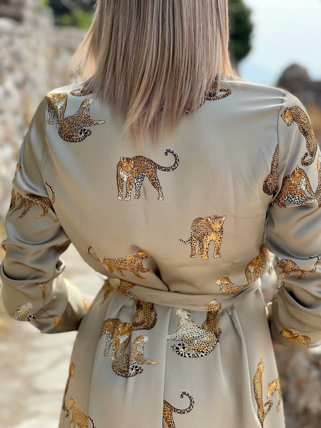 Frieda - Vestido de satén con escote en V y estampado de leopardo