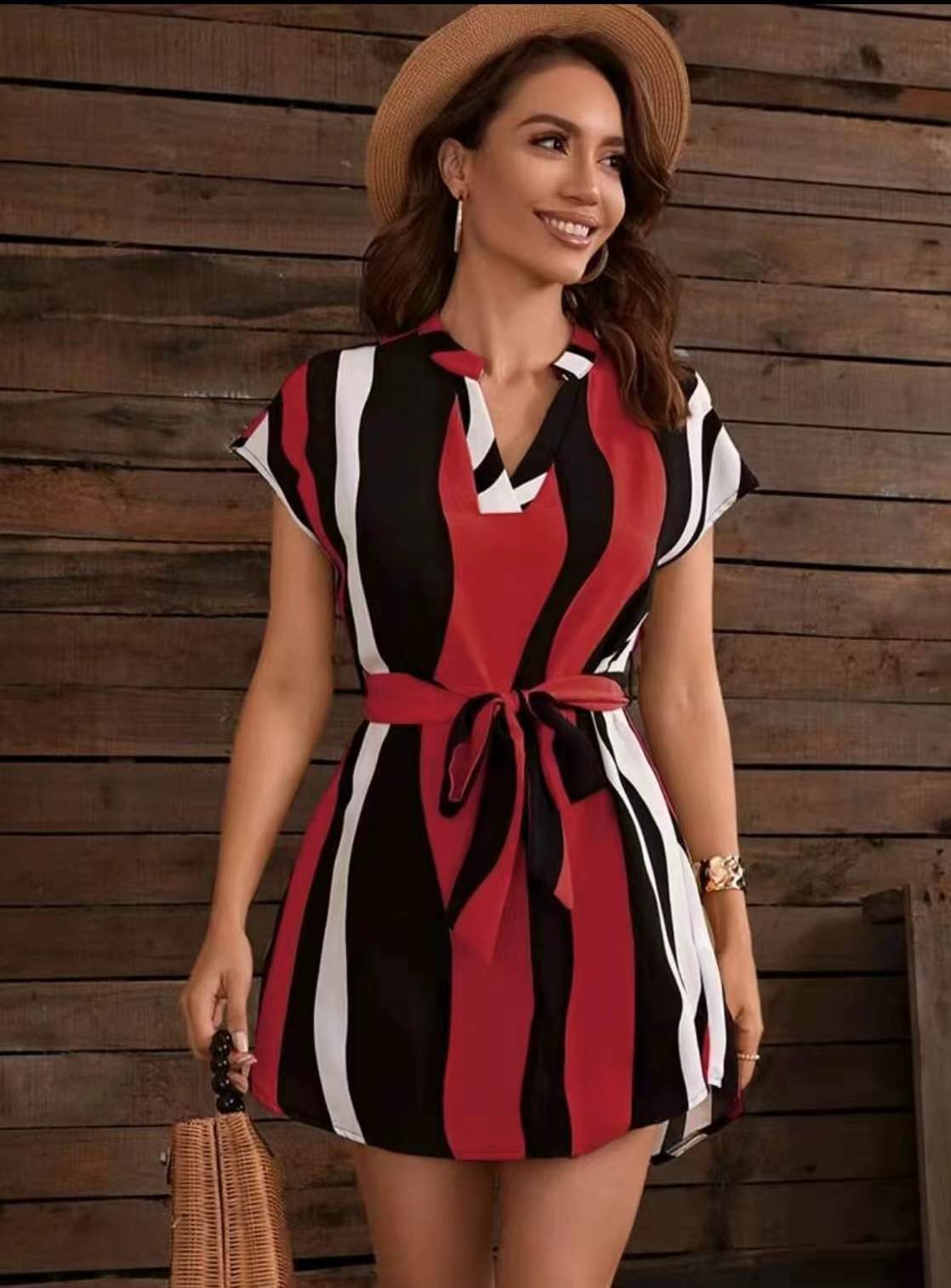 Leonora - Stribet midikjole med V-hals og stropper