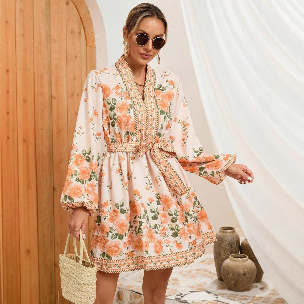 Dominique - Langärmliges Kleid mit V-Ausschnitt und Druck