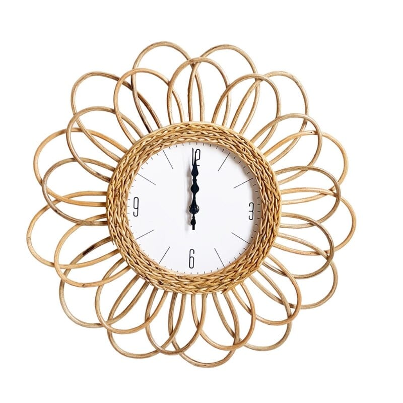 BohoBloom – Runde Wanduhr mit Blumenmuster aus Rattan im Bohemian-Stil