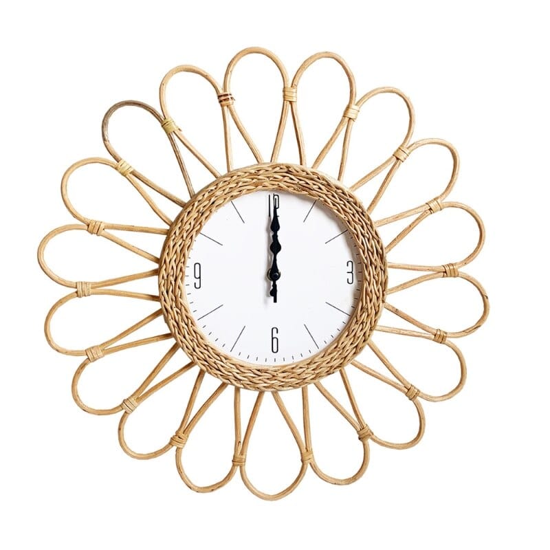 BohoBloom – Runde Wanduhr mit Blumenmuster aus Rattan im Bohemian-Stil