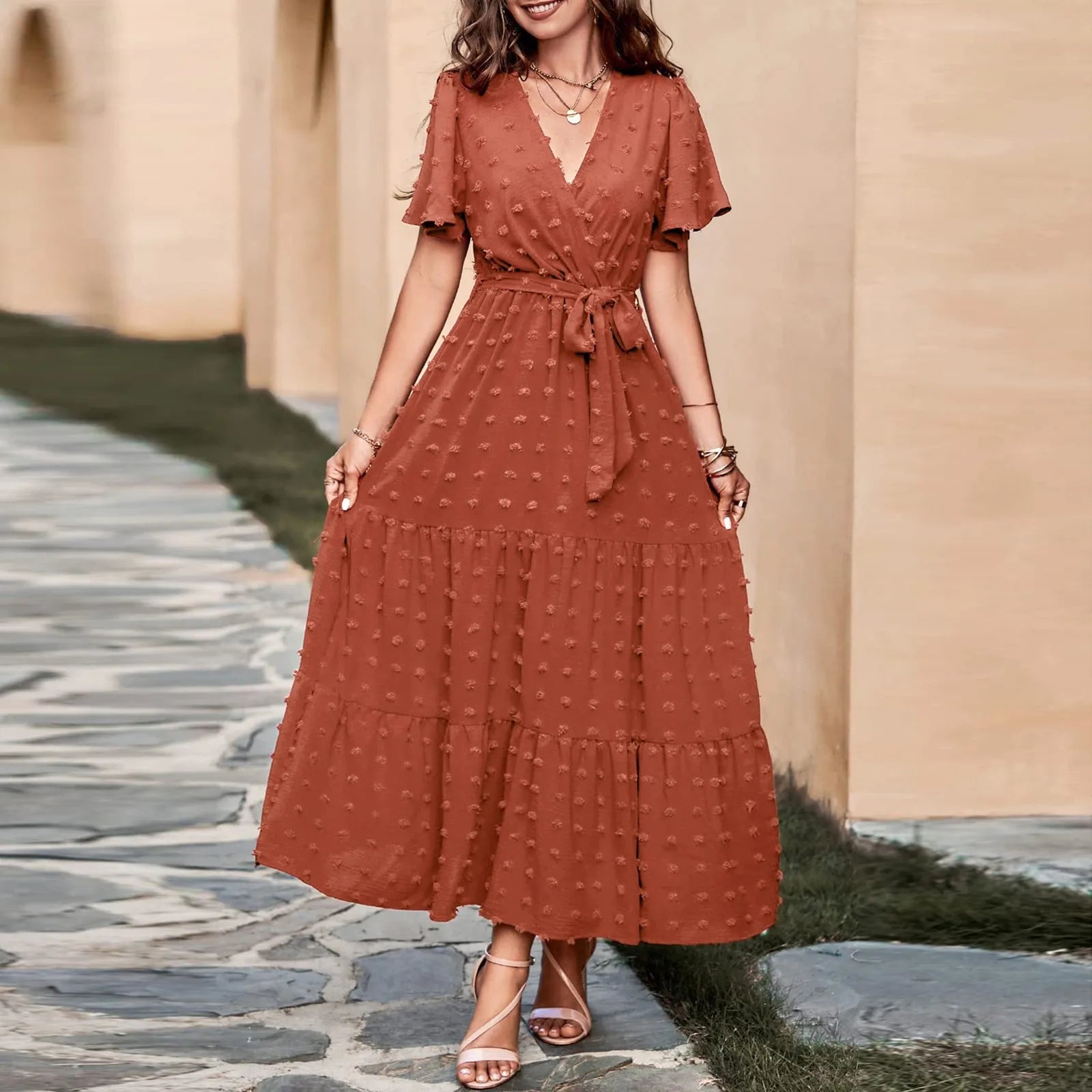 Anya - Elegante Kleid im Schweizer Punktenmuster mit fließendem Schnitt