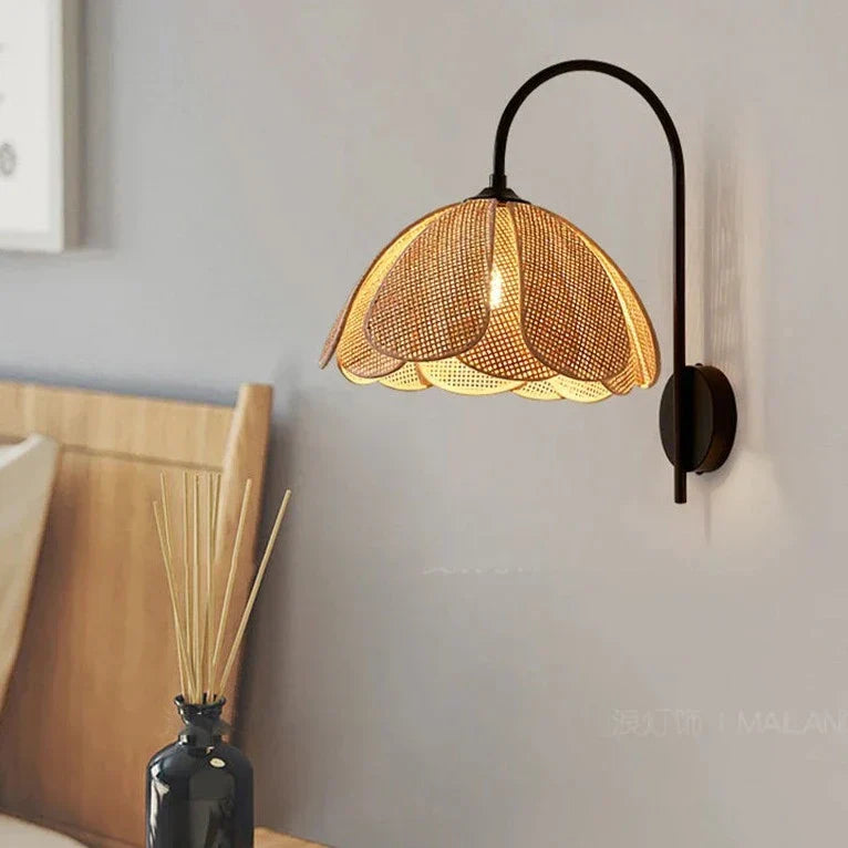 BloomGlow - Boho Rattan Gewebte Blumen Wandlampe