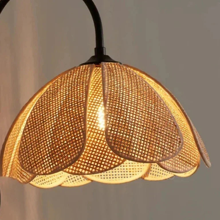 BloomGlow - Boho Rattan Gewebte Blumen Wandlampe