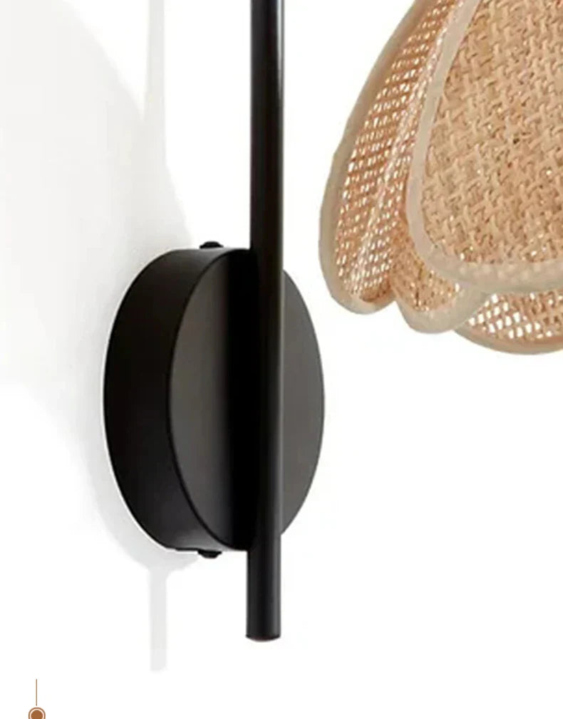 BloomGlow - Boho Rattan Gewebte Blumen Wandlampe