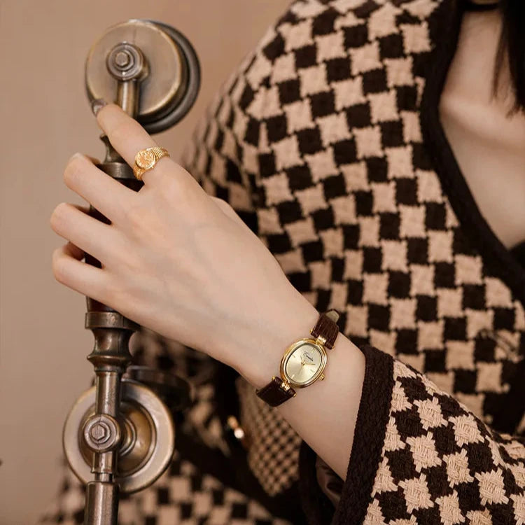 Svana - Elegante goldene Quarzarmbanduhr