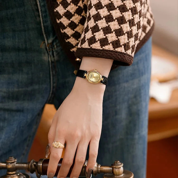 Svana - Elegante goldene Quarzarmbanduhr