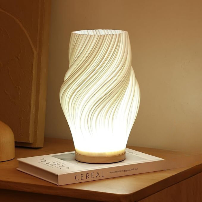 VelaLume - Zuverlässige Tischlampe mit gewelltem Schirmdesign