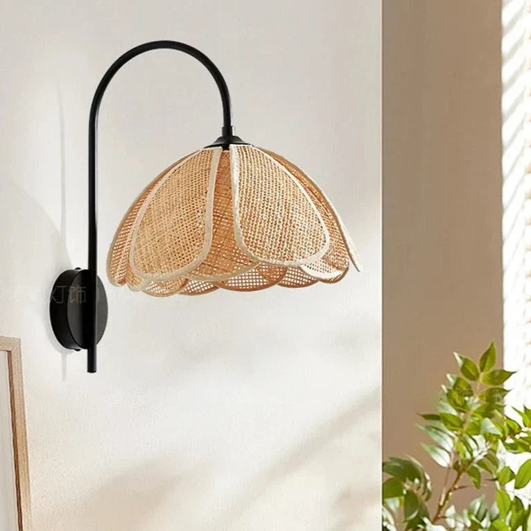 BloomGlow - Boho Rattan Gewebte Blumen Wandlampe