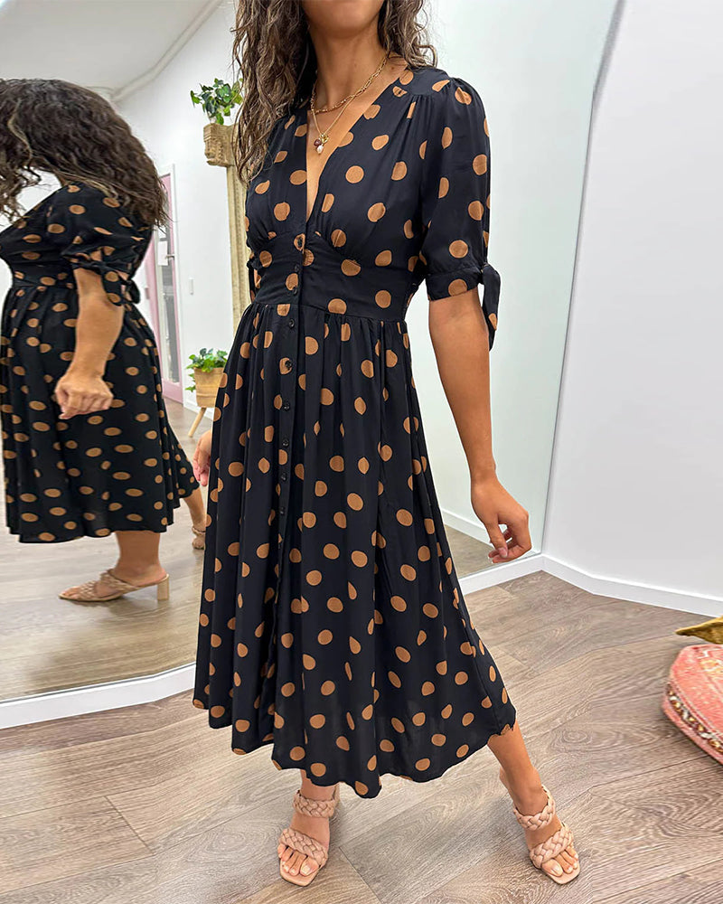 Sigrid - Tiefe V-Ausschnitt und gepunktetes Kleid