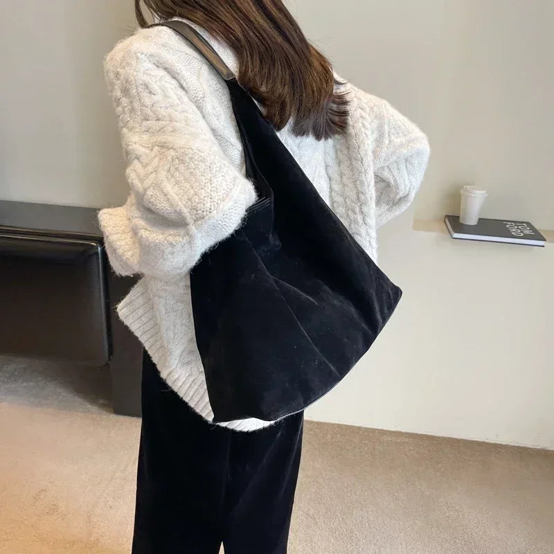 Esther - Große Schultertasche mit Stauraum