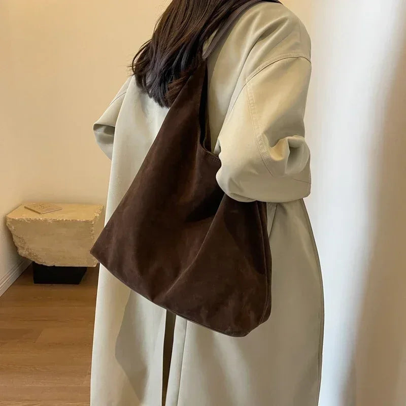 Esther - Große Schultertasche mit Stauraum