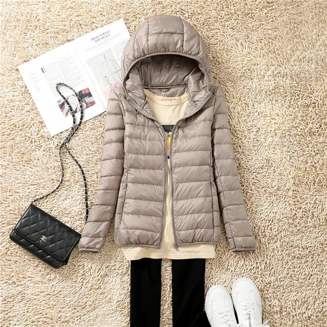 Frida - Ultraleichte und komprimierbare Daunenjacke mit Kapuze