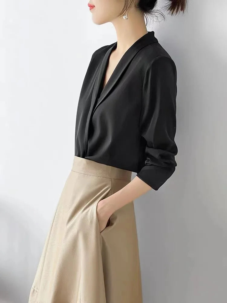 Astrid - V-Ausschnitt Bluse aus Satin