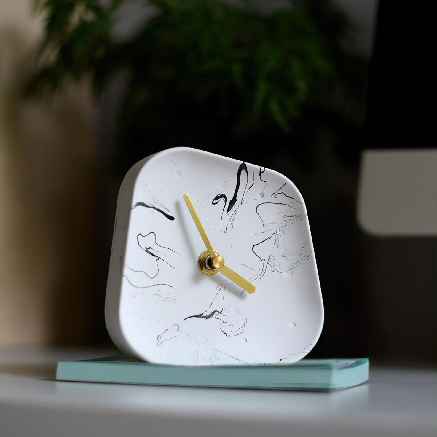 ChronaStone - Reloj de mesa elegante para interiores modernos