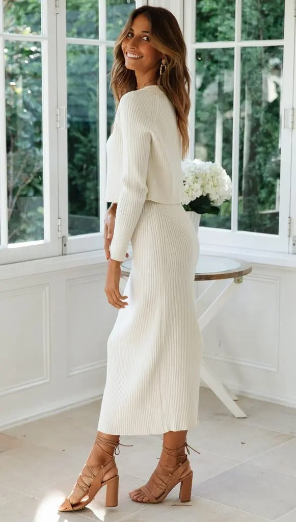 Ara - Stilfuldt sæt med langærmet crop top og nederdel