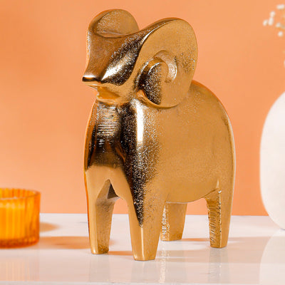 Ramora – Goldene Eleganz Abstrakte Widder-Figur