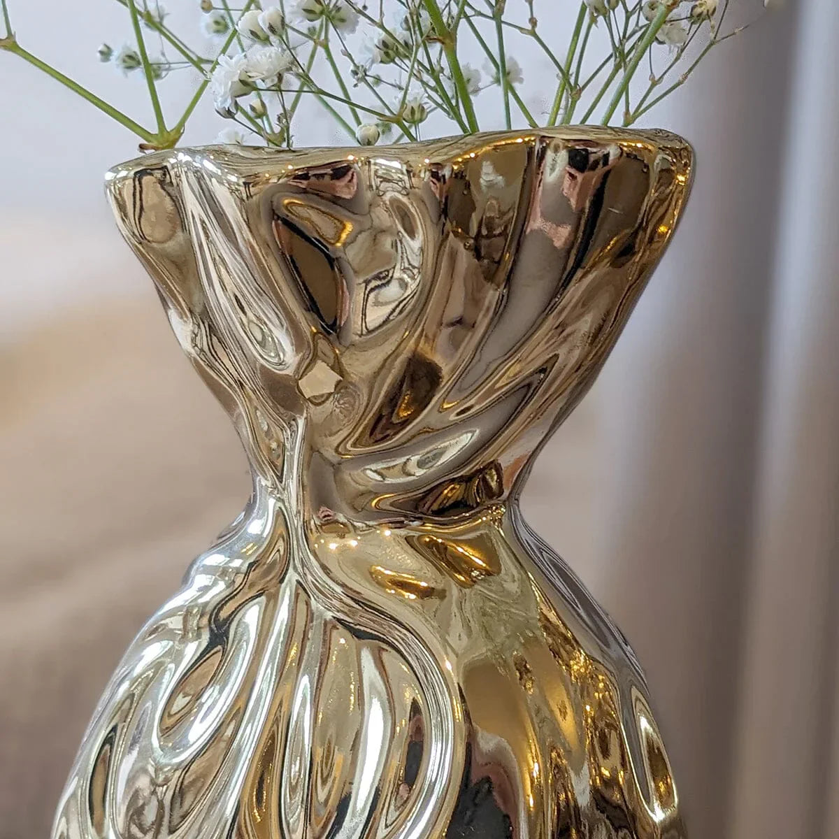 Gildora - jarrones dorados para espacios modernos