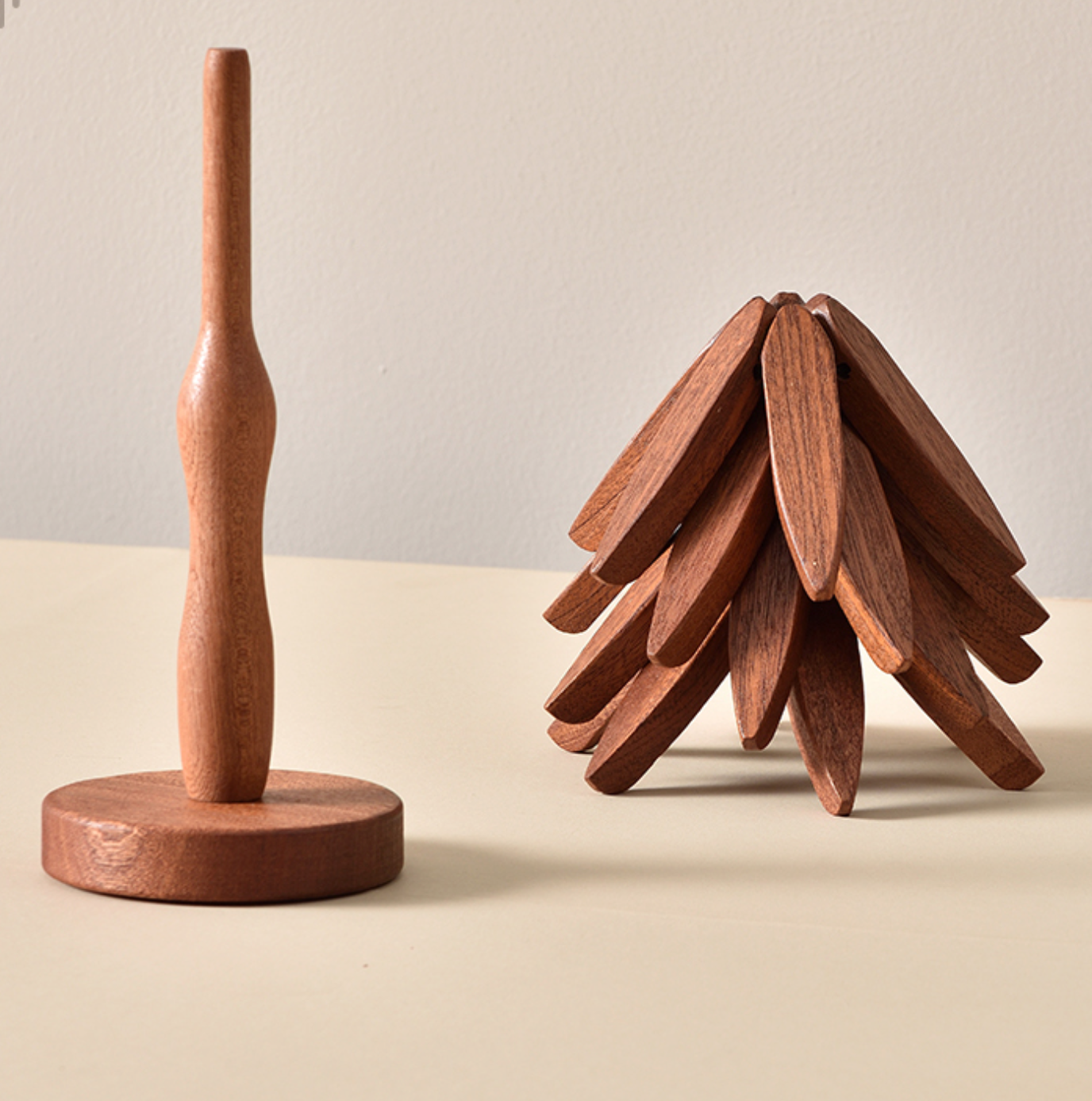 Liva Handgefertigtes Set aus Holz-Untersetzern und -Tabletts