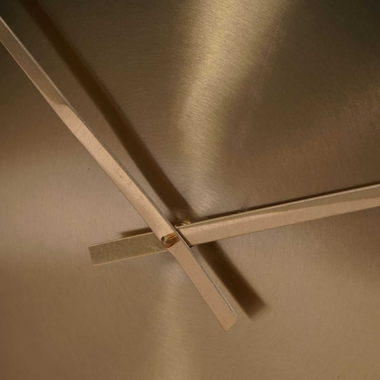 EleganceTime – Moderne Wanduhr im eleganten Ton