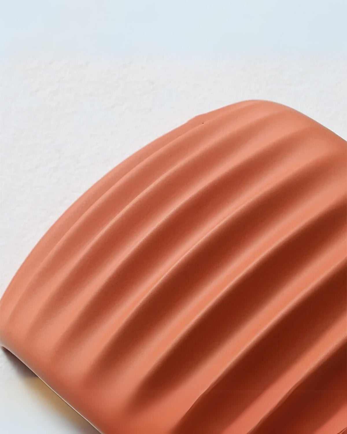 Lumavéa - Elegante Wandleuchte - mit künstlerischer welliger Silhouette