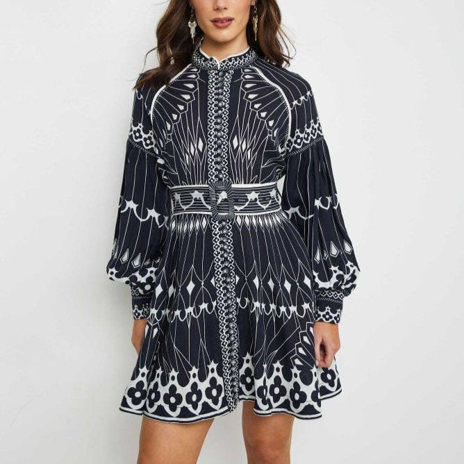 Dahlia - Elegantes kurzes Kleid mit langen Ärmeln und plissiertem Druck