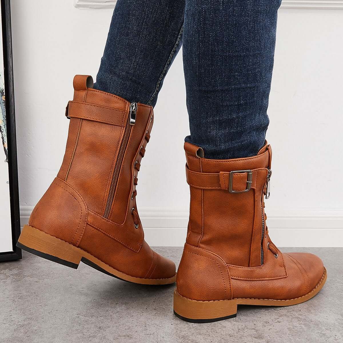 Astrid Klassische Kampfstiefel mit Reißverschluss und Gurt-Details