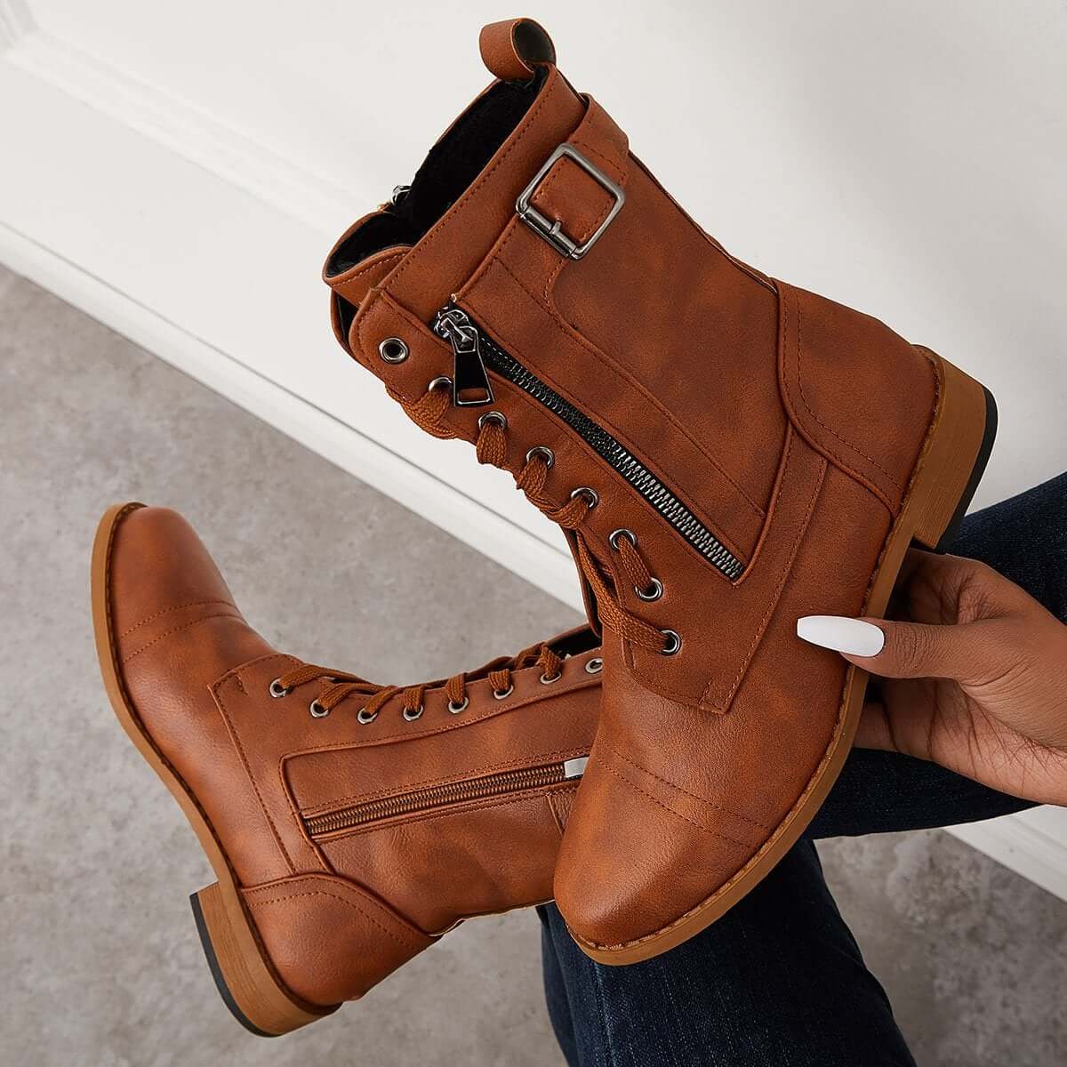Astrid Klassische Kampfstiefel mit Reißverschluss und Gurt-Details